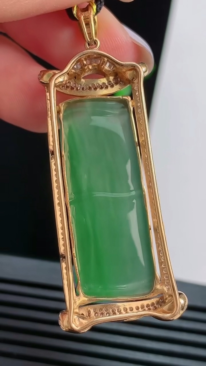 天然A货翡翠节节高升 竹节吊坠，尺寸52-20.2-8.8，裸石33-14.5 重量:10.93g
8月15日