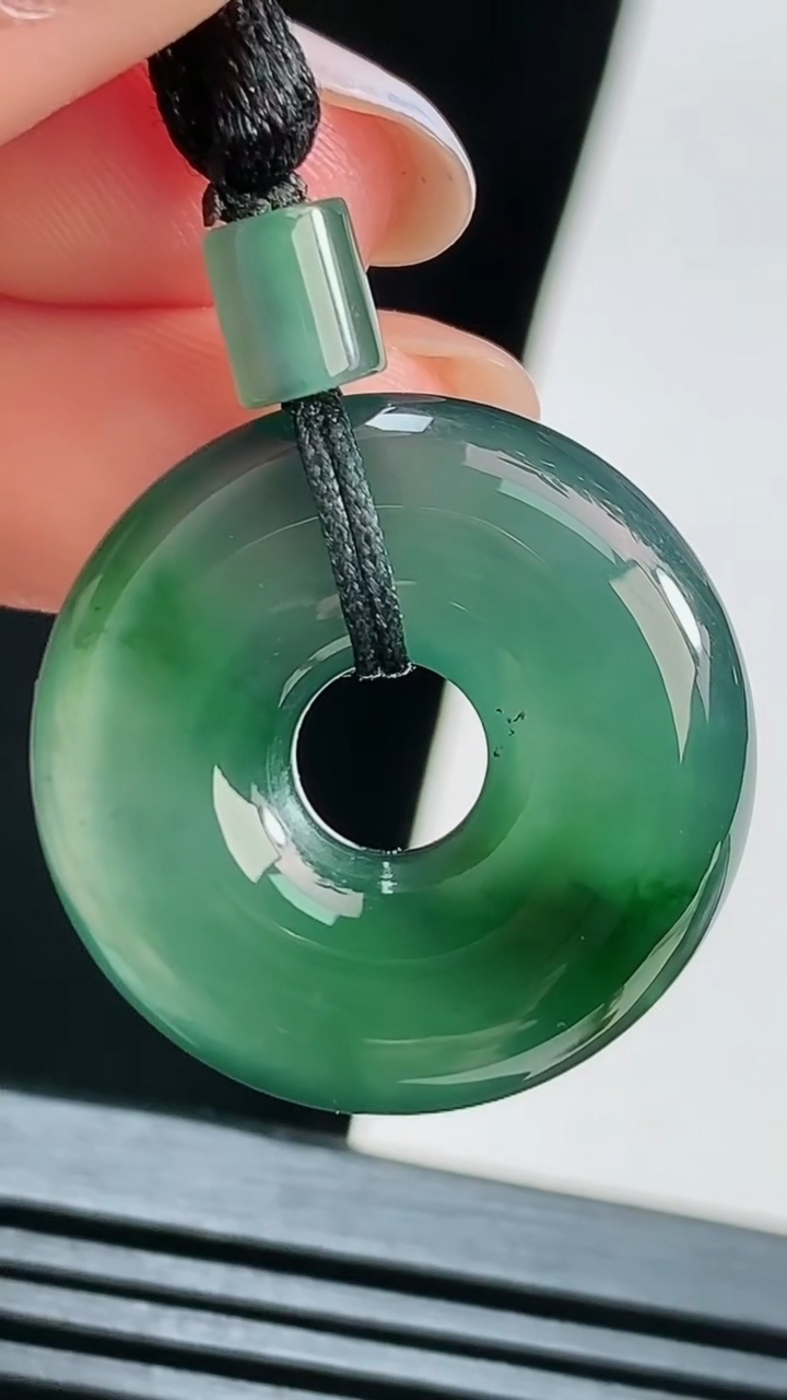 天然A货翡翠冰种蓝水平安环吊坠，尺寸23-5.5，重量:6.54g
8月15日