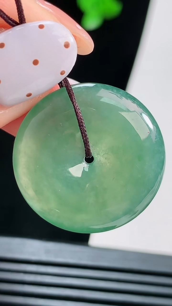 天然A货翡翠平安扣吊坠，尺寸24.5-5 重量:5.86g
8月15日