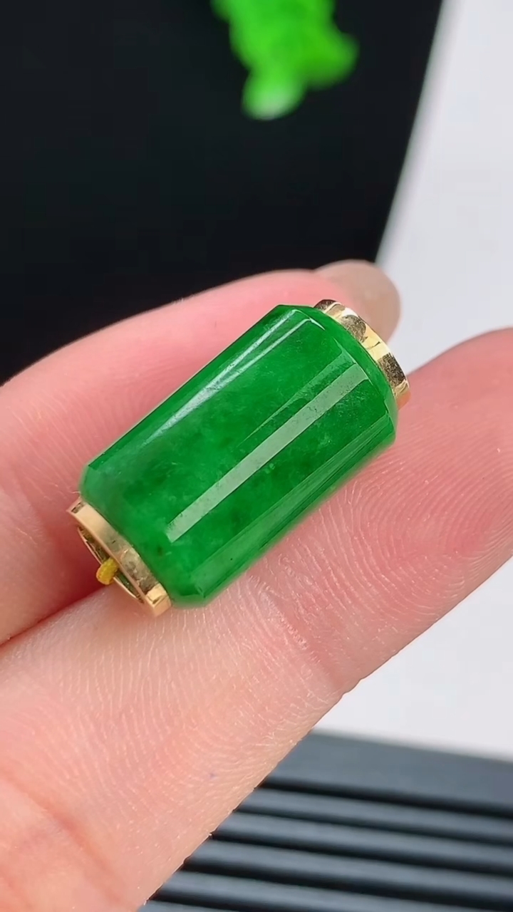 天然A货翡翠路路通吊坠，尺寸19.5-17-10.2 重量:3.47g
8月15日