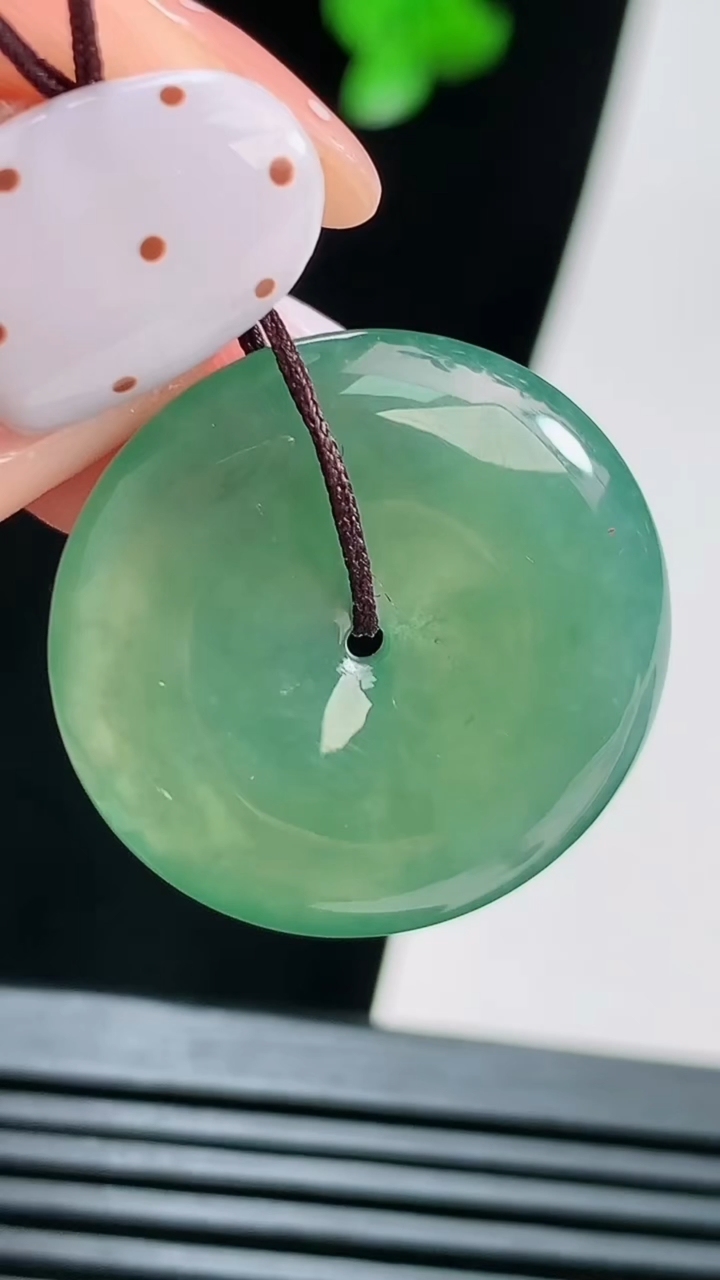天然A货翡翠平安扣吊坠，尺寸24.5-5 重量:5.86g
8月15日