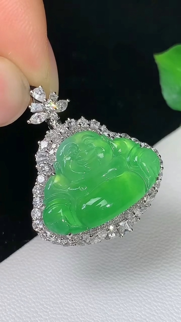 天然A货翡翠佛公吊坠，尺寸27-23-9.9，裸石13.7-20.3，重量:7.65g
8月15日