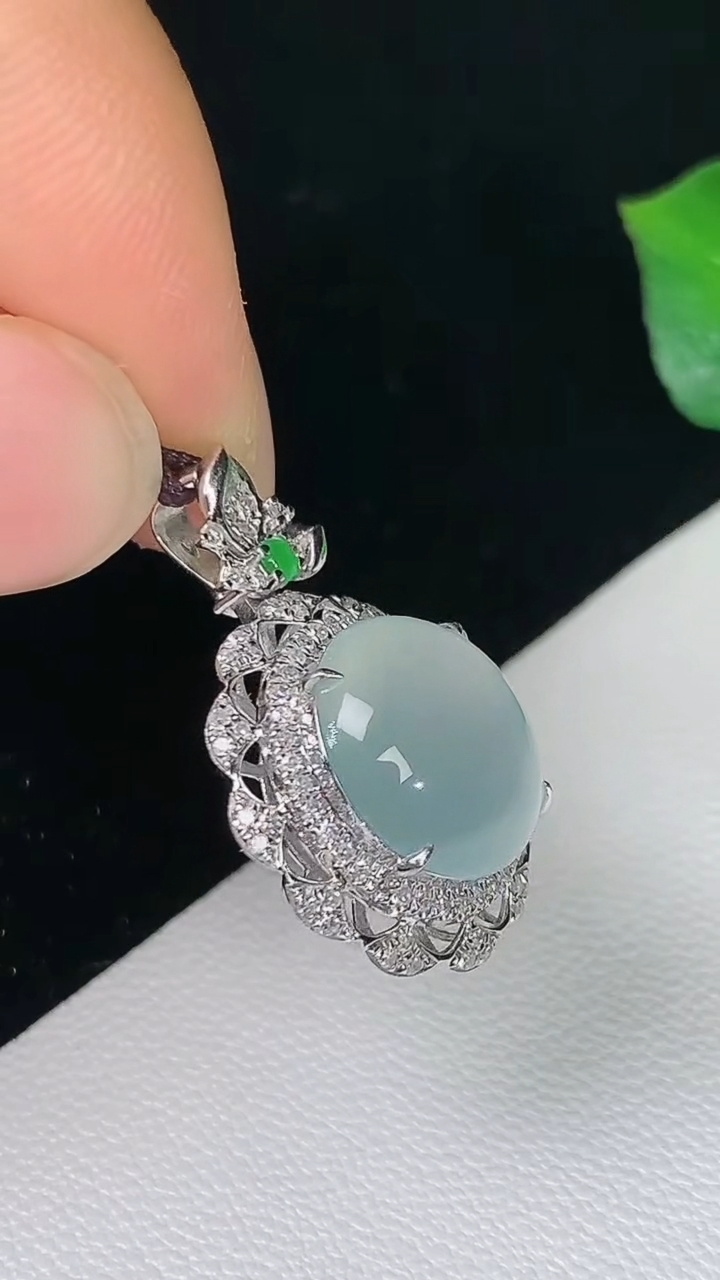 天然A货翡翠白冰蛋面吊坠，尺寸22-15-8.3，裸石10.5-9.9，重量:2.24g
8月15日