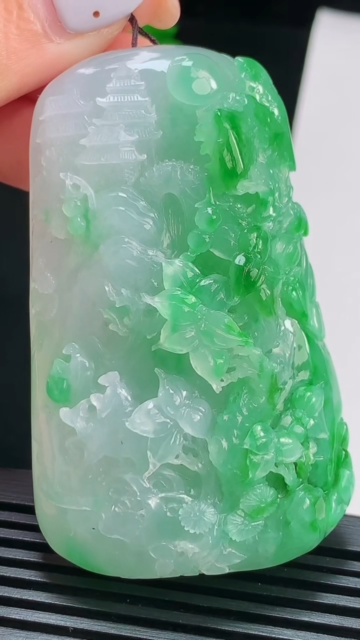天然A货翡翠山水牌吊坠，尺寸66.2-40-18.5 重量:84.75g
8月15日