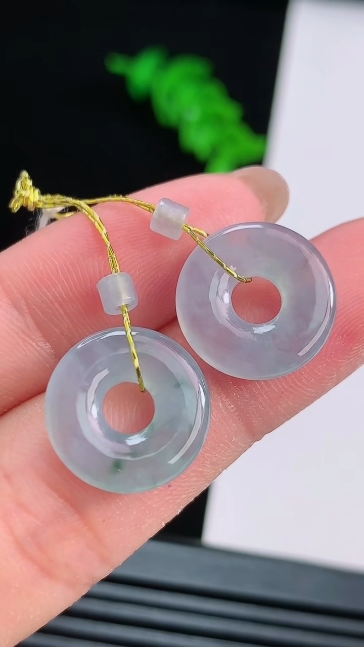 天然A货翡翠飘花平安环吊坠一对，尺寸14.5-2.5 重量:2.75g
8月15日