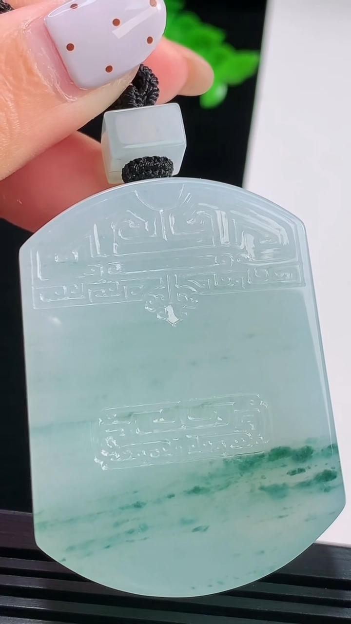 天然A货翡翠种飘花仿古无事牌吊坠，尺寸50-38-9.2，重量:56.42g
8月15日