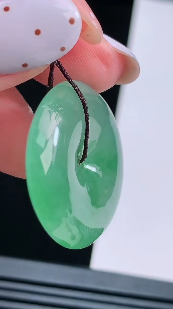 天然A货翡翠平安扣吊坠，尺寸28-5.8 重量:9.21g
8月15日