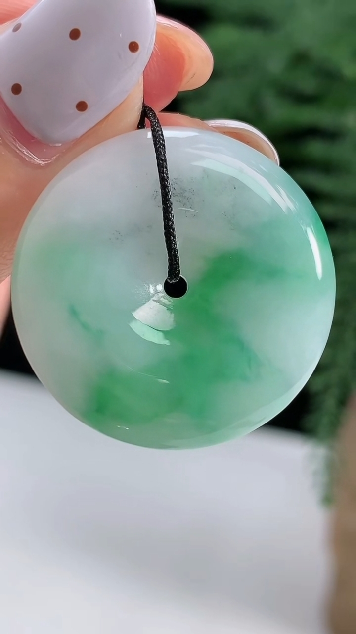 天然A货翡翠平安扣吊坠，尺寸26.5-5.2 重量:7.66g
8月15日