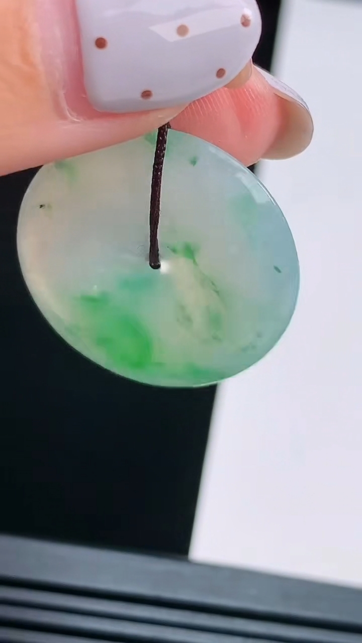 天然A货翡翠平安扣吊坠，尺寸27-4.5 重量:6.75g
8月15日