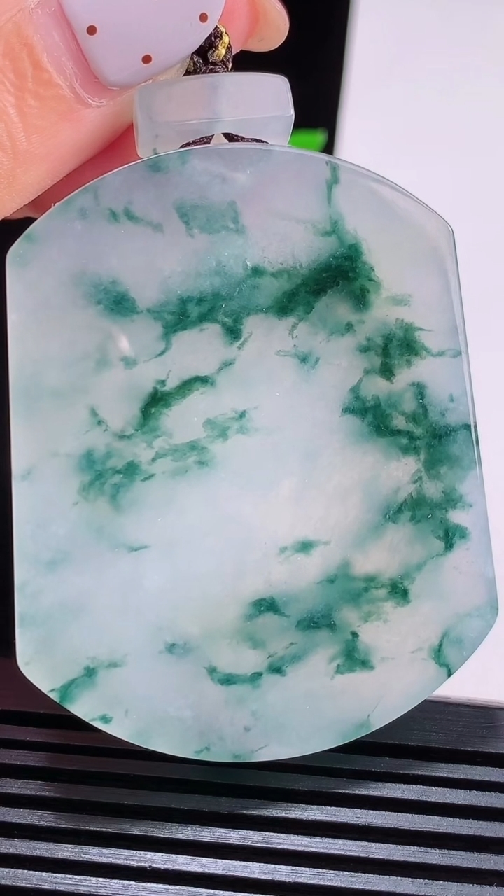 天然A货翡翠种飘花无事牌吊坠，尺寸55.5-44-6，重量:50.89g
8月15日