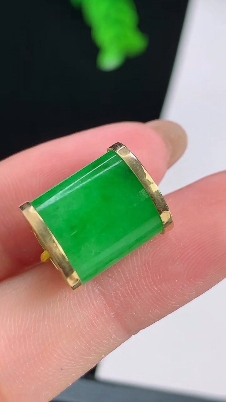 天然A货翡翠路路通吊坠，尺寸14-11.5 重量:4.00g
8月15日