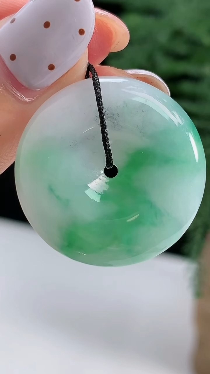天然A货翡翠平安扣吊坠，尺寸26.5-5.2 重量:7.66g
8月15日