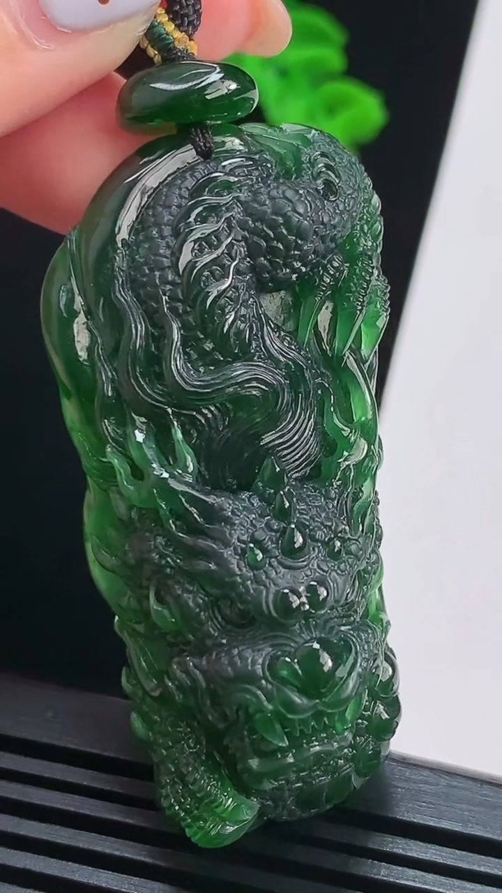 天然A货翡翠龙牌吊坠，尺寸55.6-28-17.2 重量:38.09g
8月15日