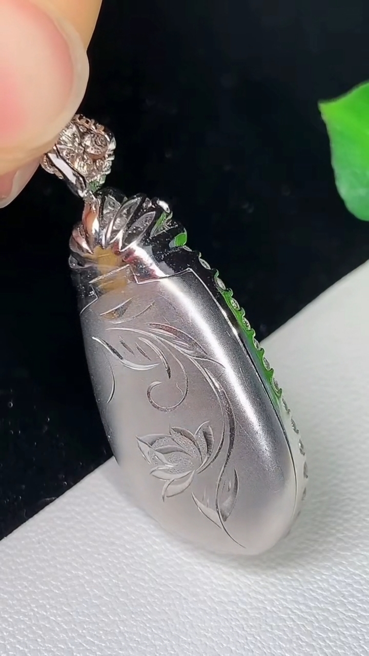 天然A货翡翠福豆吊坠，尺寸37.7-14.5-11.6，裸石23.8-10.4，重量:8.34g
8月15日