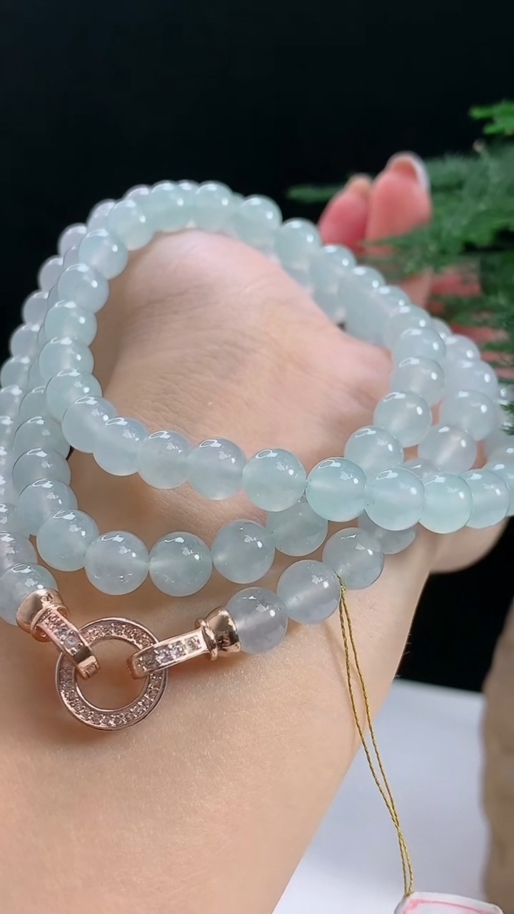 天然A货翡翠种白冰圆珠项链，尺寸7.2-88颗 重量:63.39g
8月15日