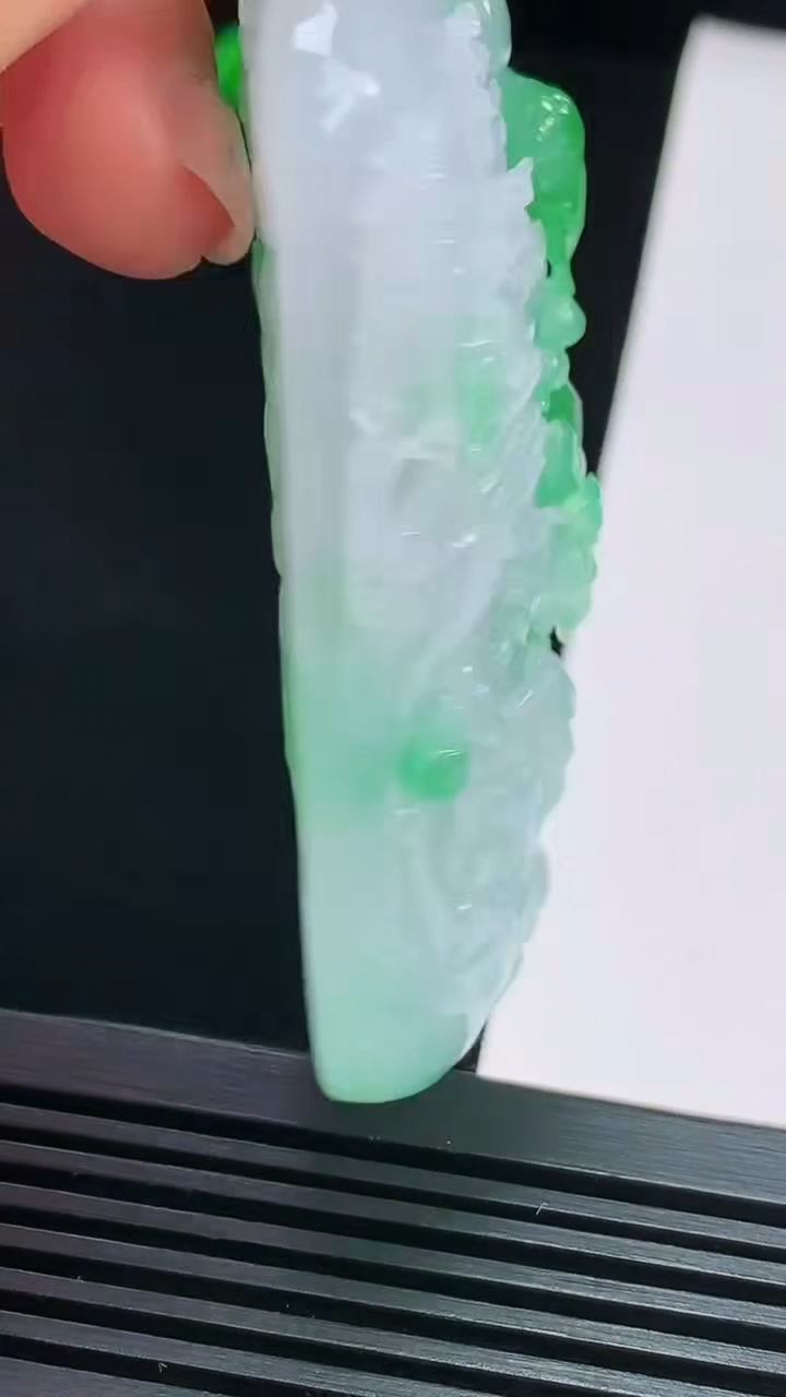 天然A货翡翠山水牌吊坠，尺寸66.2-40-18.5 重量:84.75g
8月15日