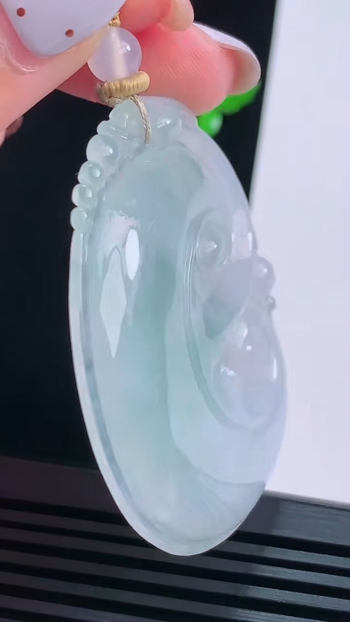 天然A货翡翠如意吊坠，尺寸54.5-41.6-5.5 重量:25.85g
8月15日