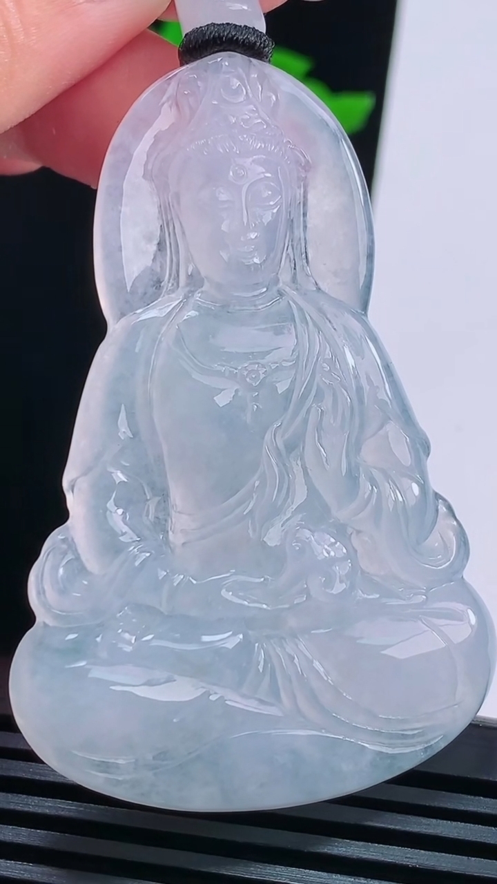 天然A货翡翠素衣观音吊坠，尺寸64-41-5.2 重量:28.40g
8月15日