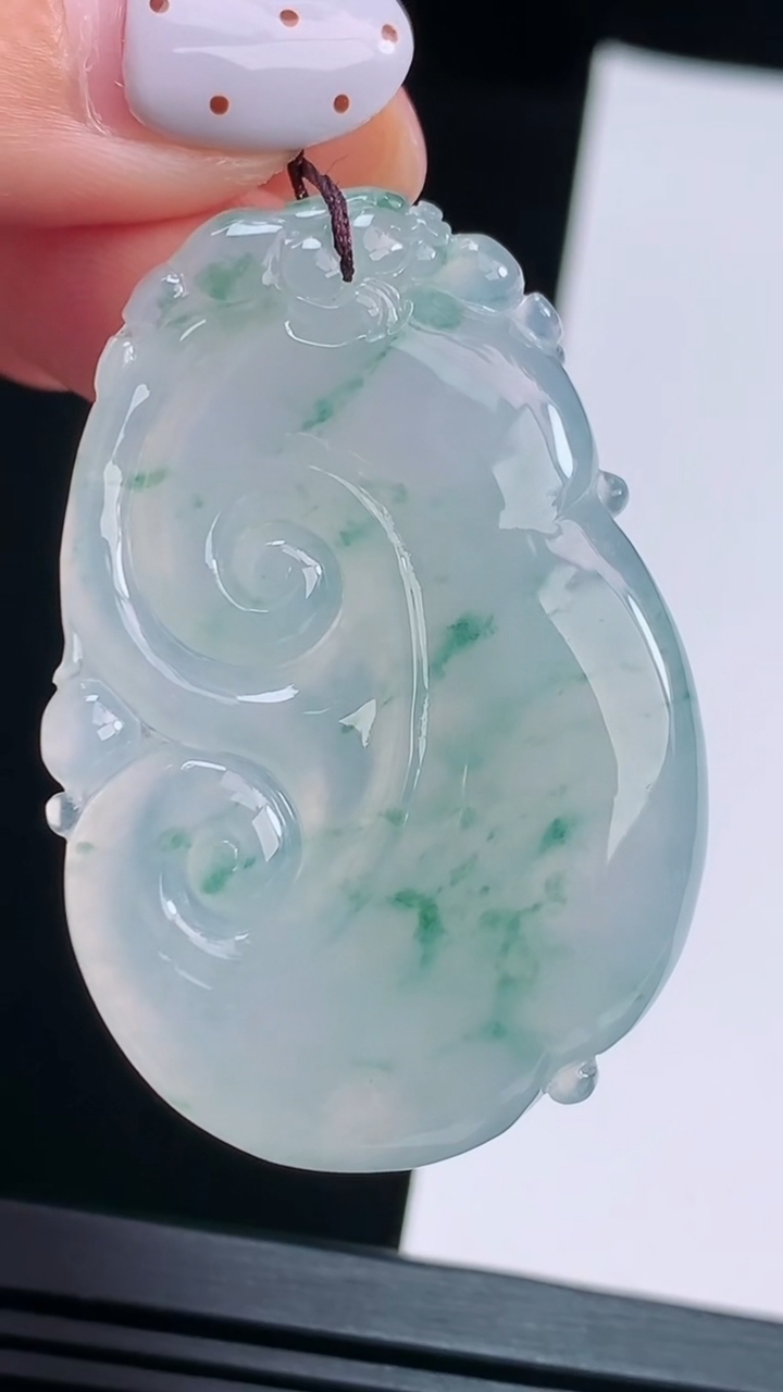 天然A货翡翠种飘花如意吊坠，尺寸46-31-5.8 重量:17.69g
8月15日