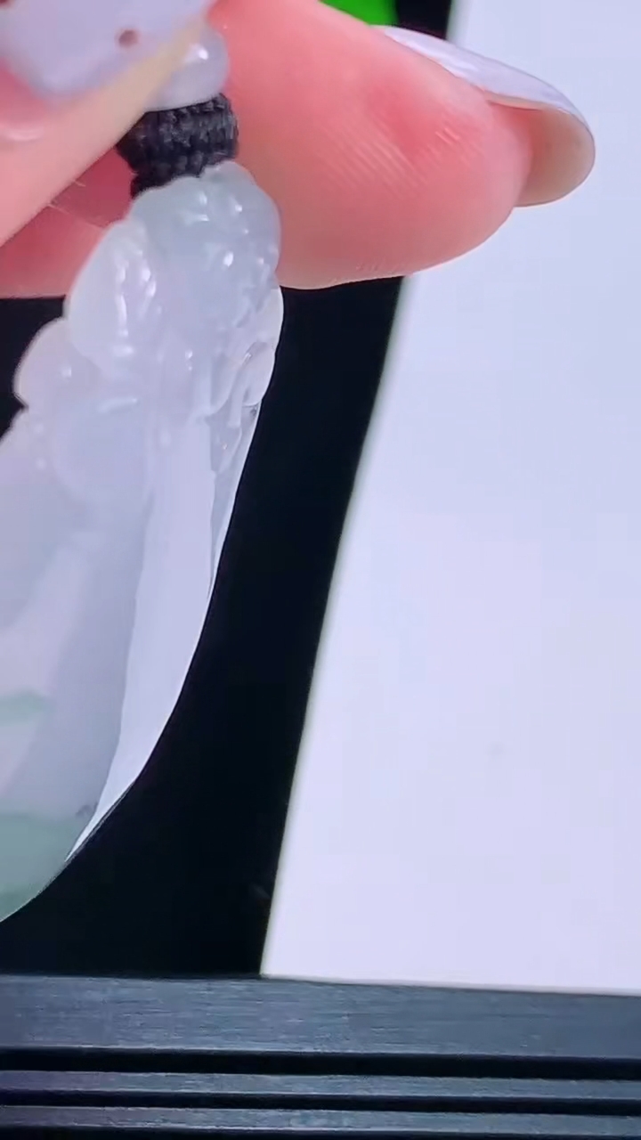 天然A货翡翠飘花寿桃吊坠，尺寸44.5-23-7重量:14.69g
8月15日