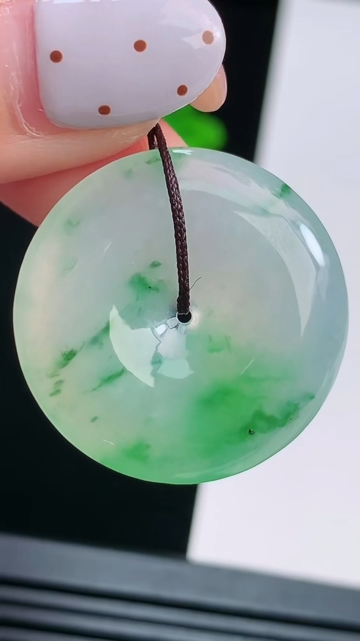 天然A货翡翠平安扣吊坠，尺寸27-4.5 重量:6.75g
8月15日
