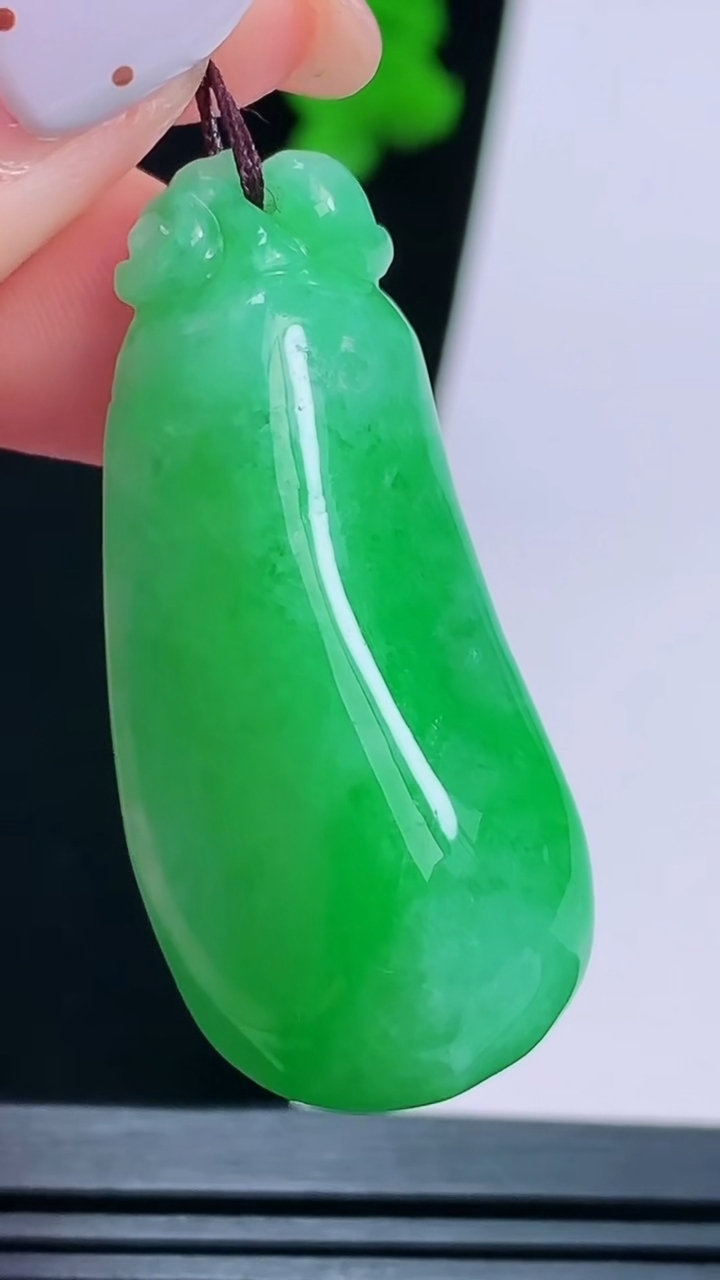 天然A货翡翠福瓜吊坠，尺寸40-18.5-12.5，重量:14.65g
8月15日