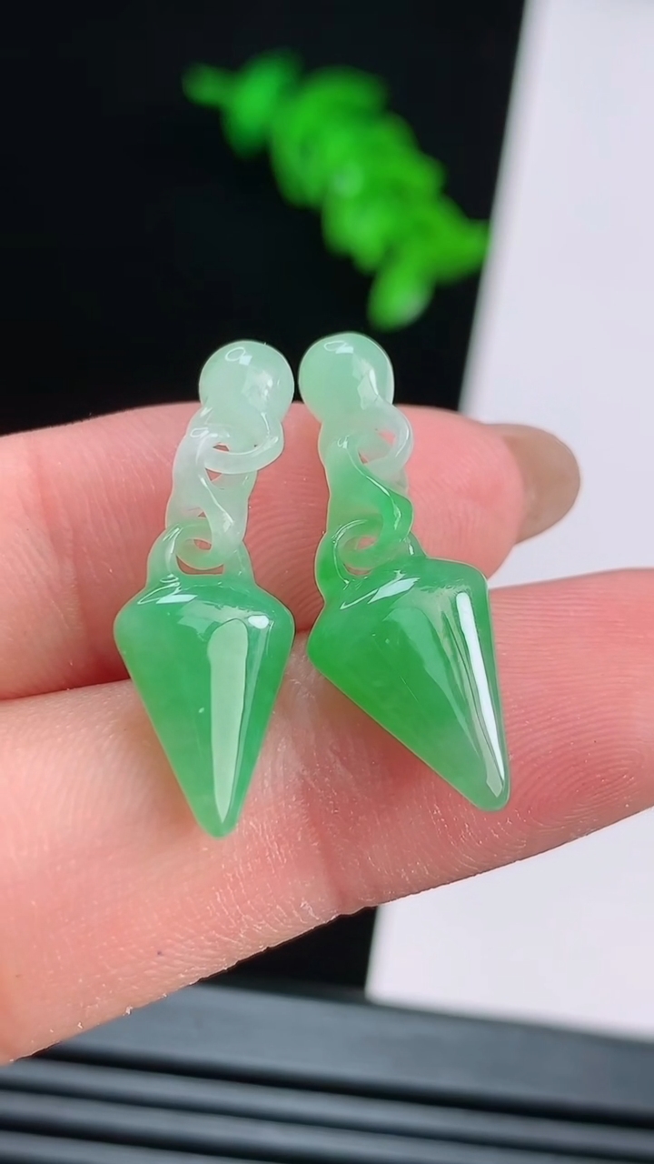 天然A货翡翠福瓜吊坠一对，尺寸16-9.5-4.8 重量:2.46g
8月15日
