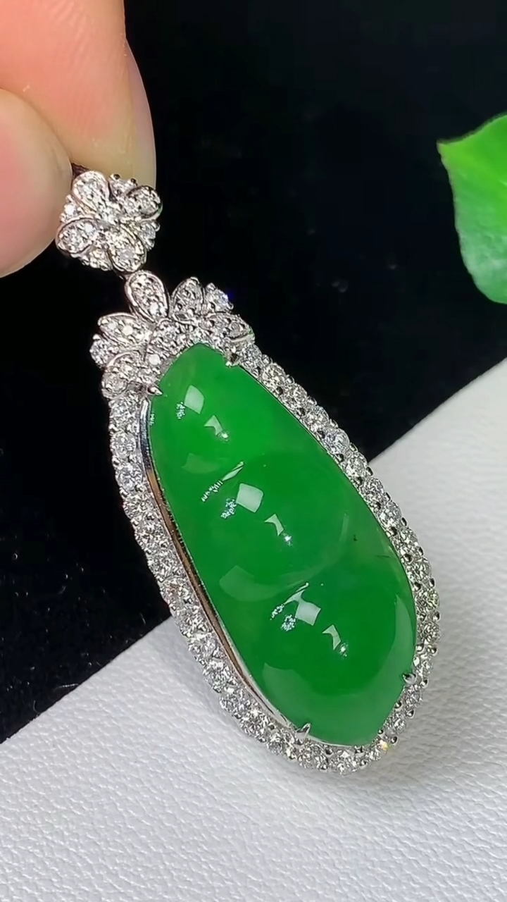 天然A货翡翠福豆吊坠，尺寸37.7-14.5-11.6，裸石23.8-10.4，重量:8.34g
8