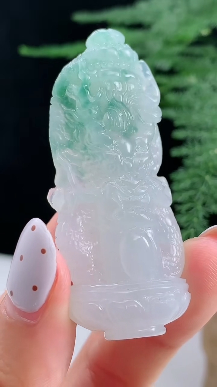 天然A货翡翠飘花龙柱吊坠，尺寸55-23-11.8，重量:26.31g
8月15日