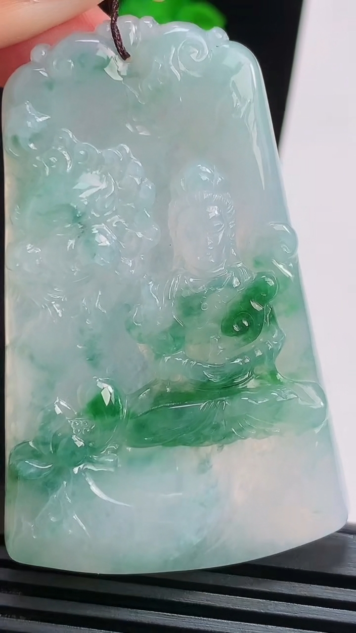 天然A货翡翠冰种飘花文殊菩萨吊坠，尺寸65.8-41.8-6 重量:32.14g
8月15日