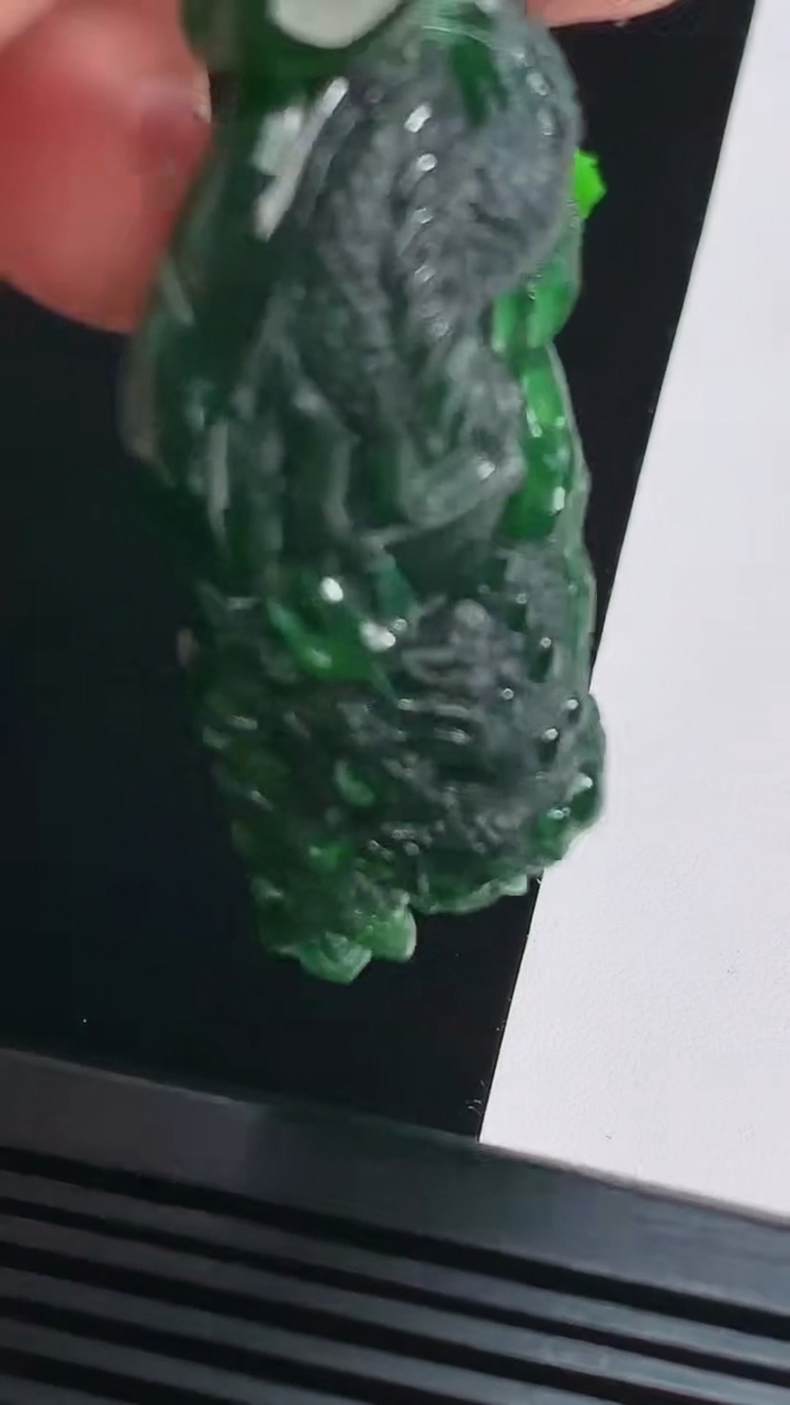 天然A货翡翠龙牌吊坠，尺寸55.6-28-17.2 重量:38.09g
8月15日