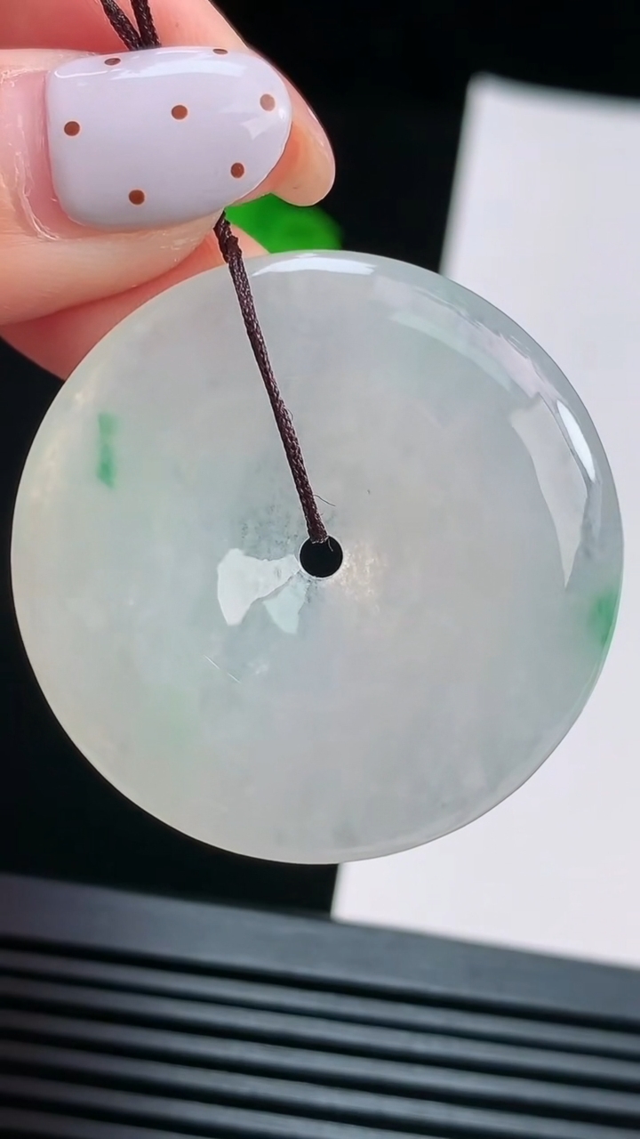 天然A货翡翠平安扣吊坠，尺寸37-5.5 重量:16.49g
8月15日