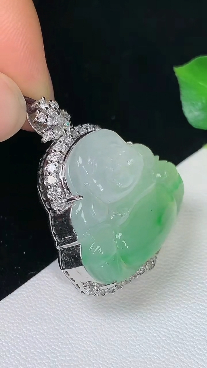 天然A货翡翠佛公吊坠，尺寸31.7-20.7-25.8-11.2，重量:10.28g
8月15日