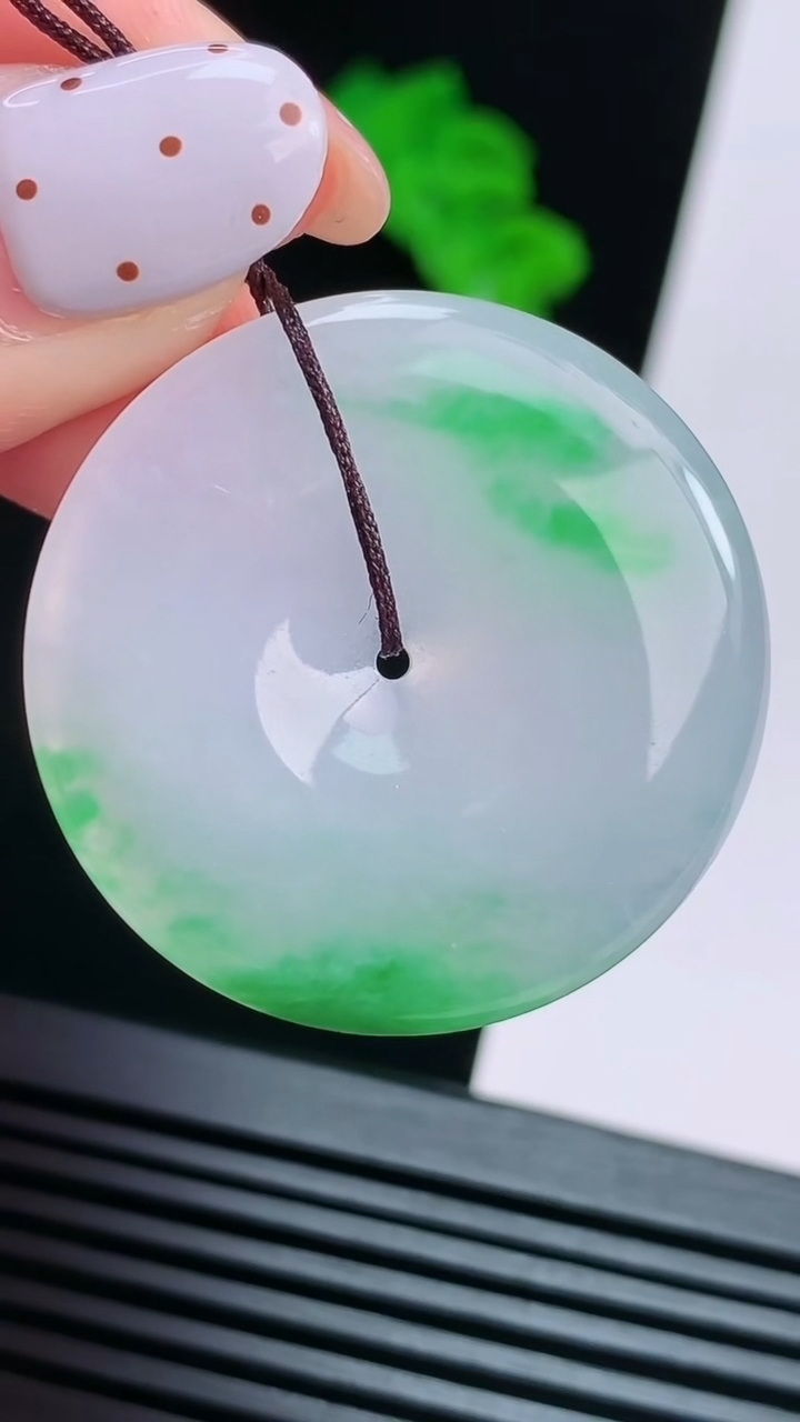 天然A货翡翠平安扣吊坠，尺寸33-5 重量:11.97g
8月15日