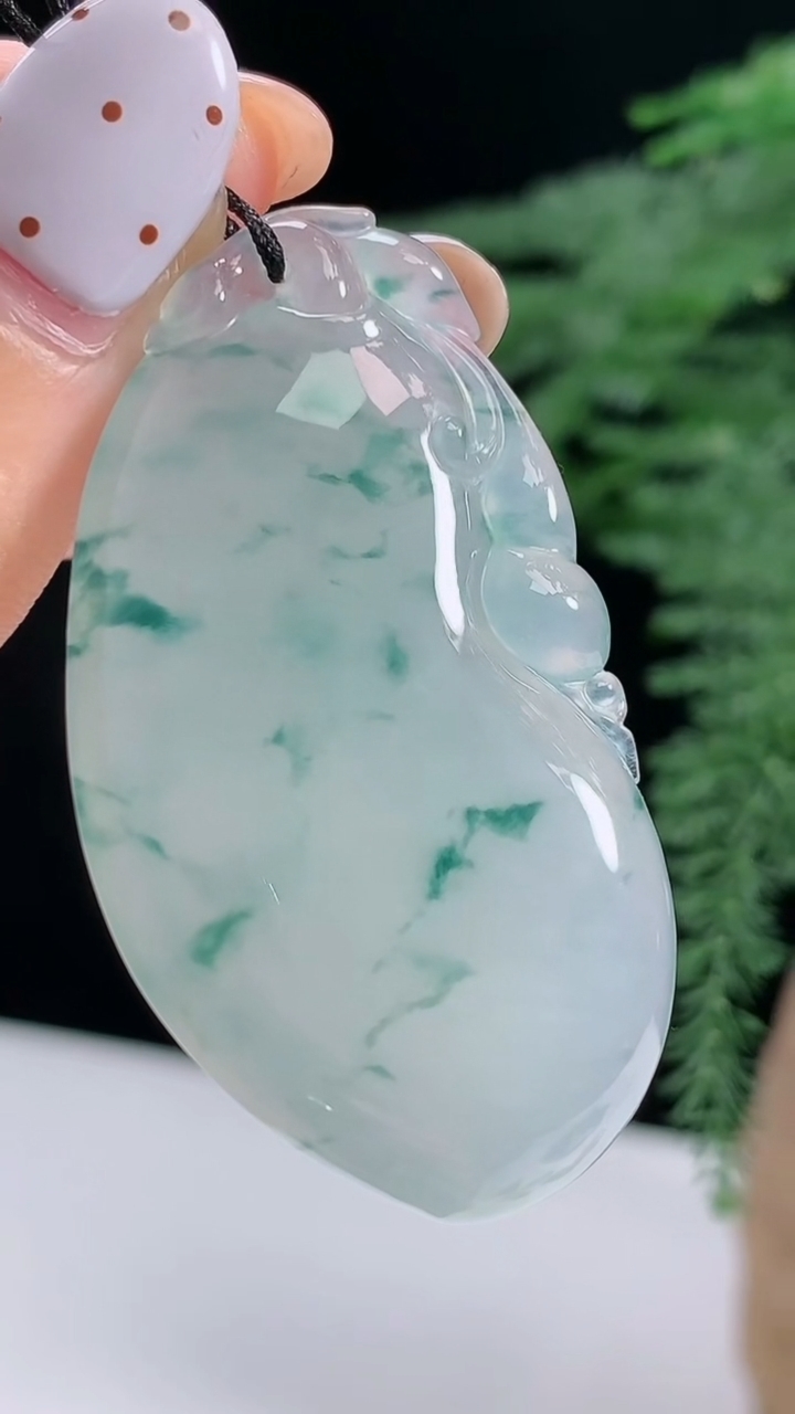 天然A货翡翠种飘花福瓜吊坠，尺寸47-27-6.2，重量:15.56g
8月15日