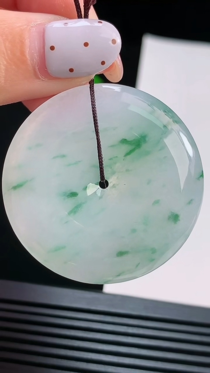 天然A货翡翠冰种飘花平安扣吊坠，尺寸39-5.5 重量:19.27g
8月15日