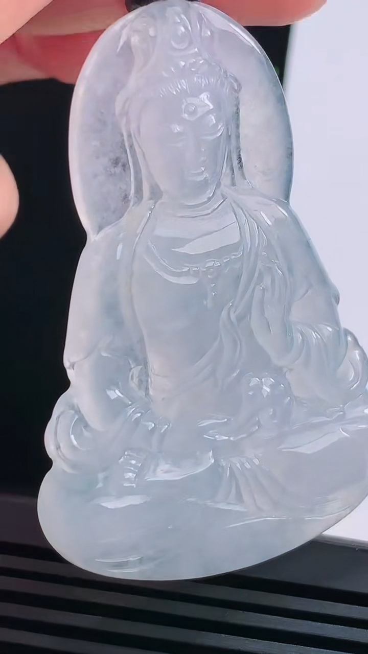 天然A货翡翠素衣观音吊坠，尺寸64-41-5.2 重量:28.40g
8月15日