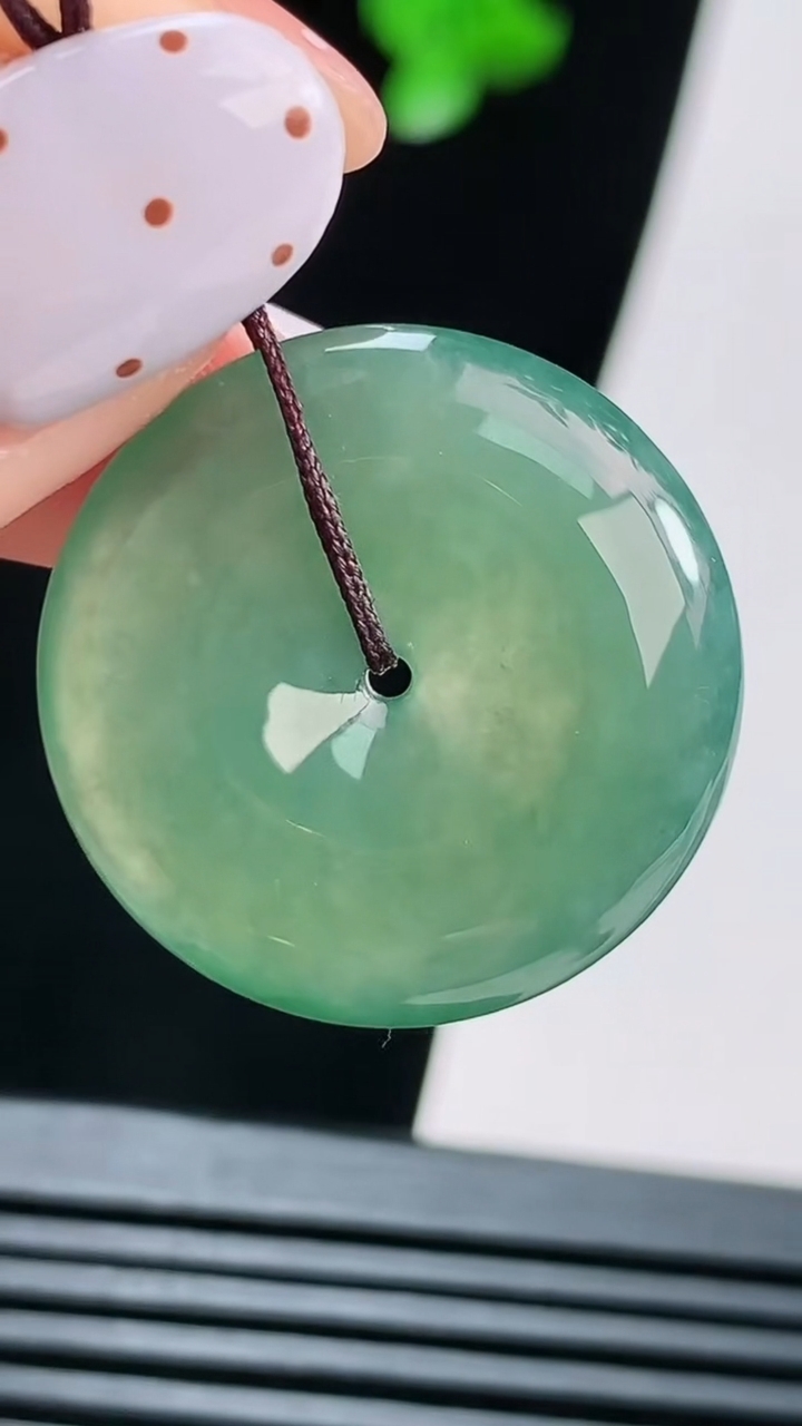 天然A货翡翠平安扣吊坠，尺寸24.5-5 重量:5.86g
8月15日