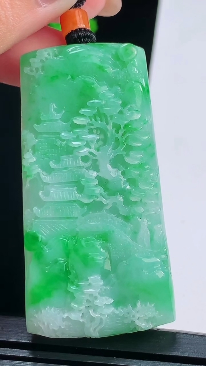 天然A货翡翠山水牌吊坠，尺寸57-29-8 重量:33.55g
8月15日