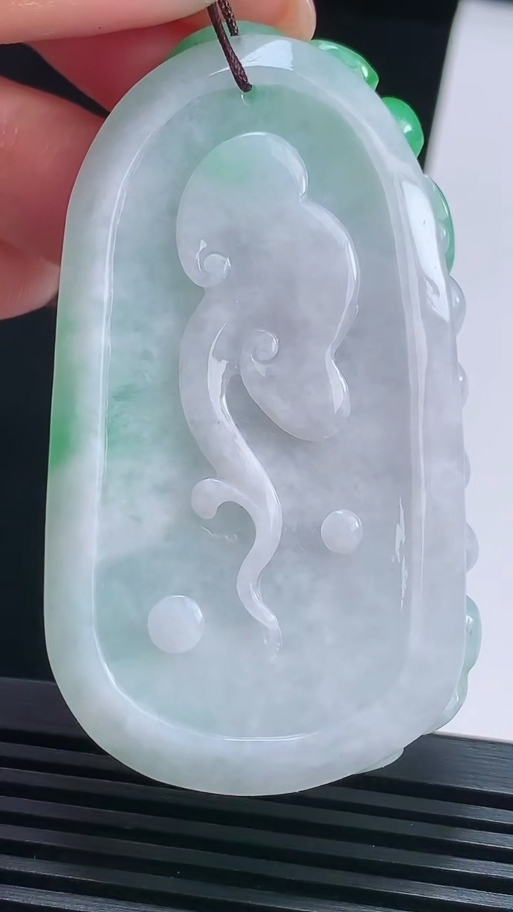 天然A货翡翠年年有余吊坠，尺寸64-36-11 重量:47.02g
8月15日