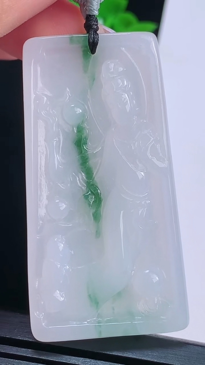 天然A货翡翠飘花观音菩萨吊坠，尺寸54-28.5-5 重量:17.69g
8月15日