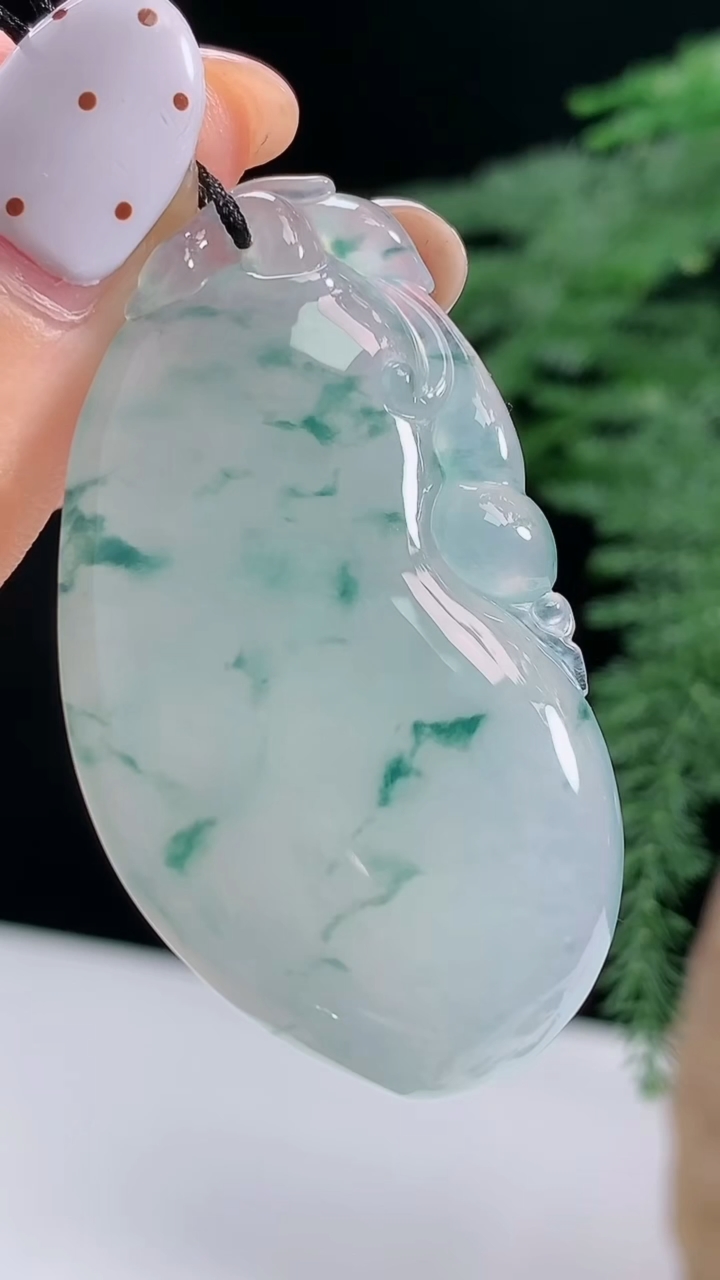 天然A货翡翠种飘花福瓜吊坠，尺寸47-27-6.2，重量:15.56g
8月15日