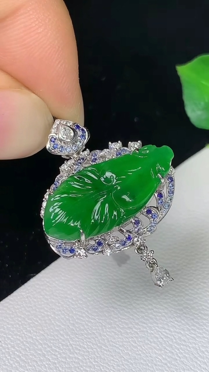 天然A货翡翠年年有余吊坠，尺寸28.9-20.8-6.5，裸石9.6-20.8，重量:3.48g
8