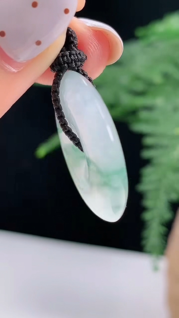 天然A货翡翠冰种飘花平安扣吊坠，尺寸26-5 重量:8.38g
8月15日