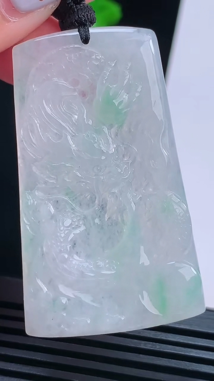 天然A货翡翠龙牌吊坠，尺寸52.8-32-4.6 重量:18.96g
8月15日