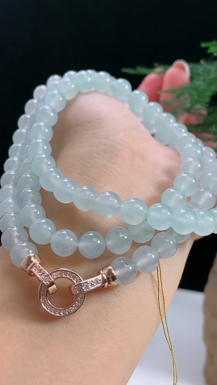 天然A货翡翠种白冰圆珠项链，尺寸7.2-88颗 重量:63.39g
8月15日
