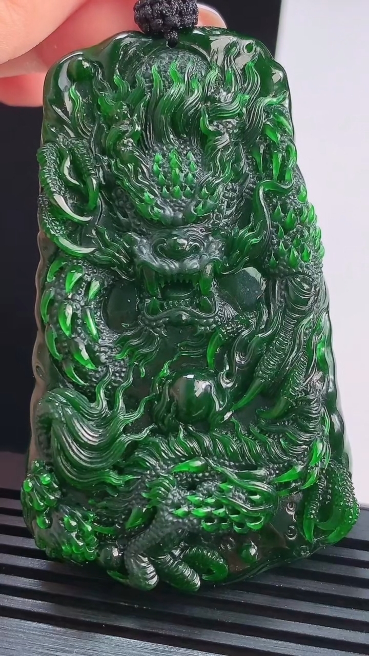 天然A货翡翠龙牌吊坠，尺寸75.5-45-10.5，重量:61.47g
8月15日