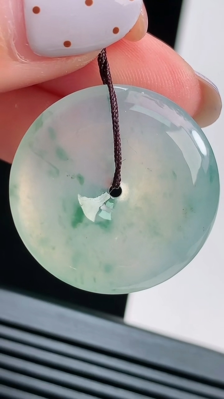 天然A货翡翠冰种飘花平安扣吊坠，尺寸27.5-4.5 重量:6.88g
8月15日