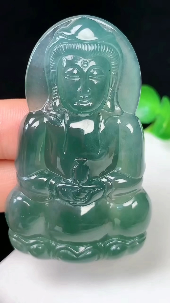 天然A货翡翠蓝水观音菩萨吊坠，尺寸56.8-34.8-5.3，重量:19.41g
8月15日