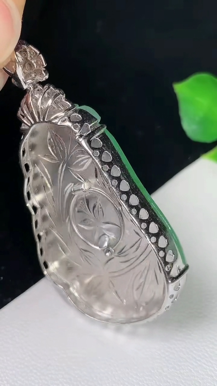 天然A货翡翠福瓜吊坠，尺寸46.8-35.7-23-7.4，重量:10.24g
8月15日